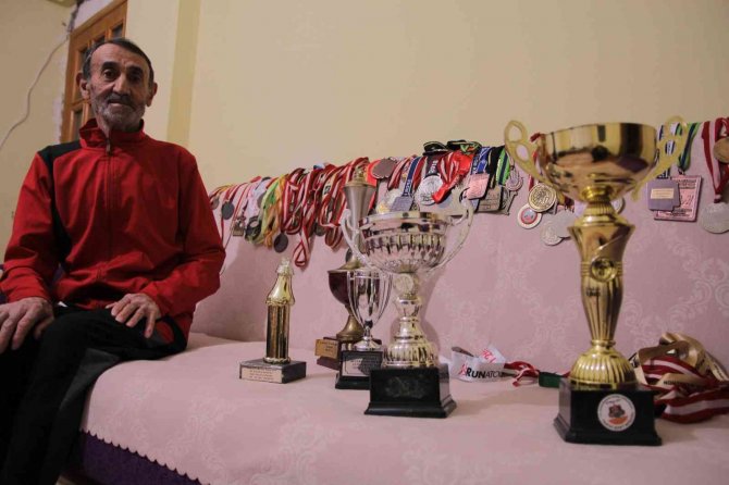 77 Yaşındaki Murat Altun’un Spor Azmi, Bir Oda Dolusu Madalyası Var