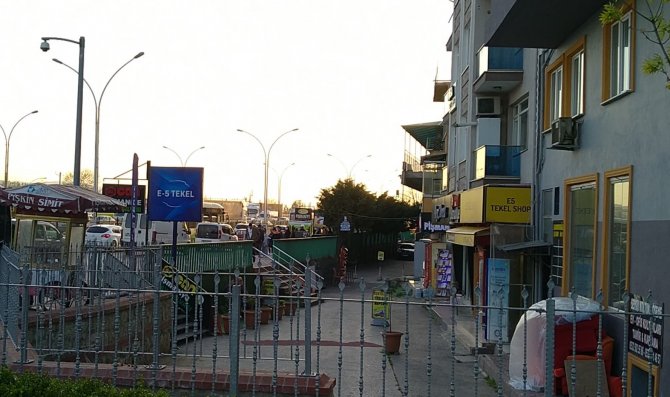 Kendisini Kovalayan 3 Kişi Tarafından Bıçaklandı