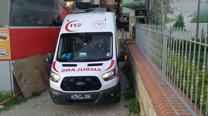 Kendisini Kovalayan 3 Kişi Tarafından Bıçaklandı