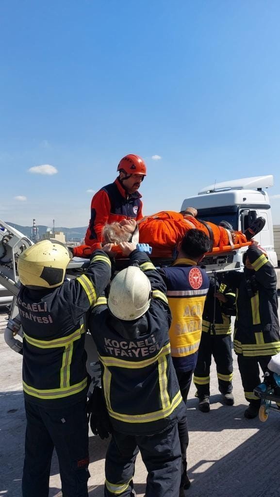 Beli Tutulan Gemi Personeli İtfaiye Operasyonu İle Kurtarıldı