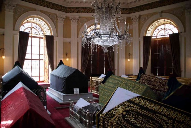 Bakan Ersoy, Restorasyonu Devam Eden Sultan 2. Mahmut Türbesi’nde İncelemelerde Bulundu