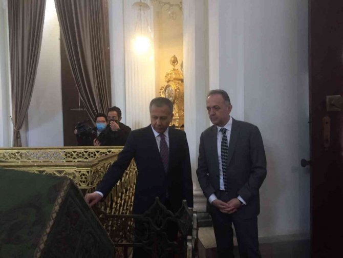 Bakan Ersoy, Restorasyonu Devam Eden Sultan 2. Mahmut Türbesi’nde İncelemelerde Bulundu