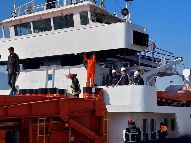 Beli Tutulan Gemi Personeli İtfaiye Operasyonu İle Kurtarıldı