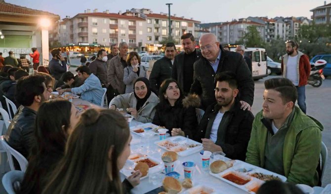 Başkan Gümüş, Üniversite Öğrencileri İle İtfarda Buluştu