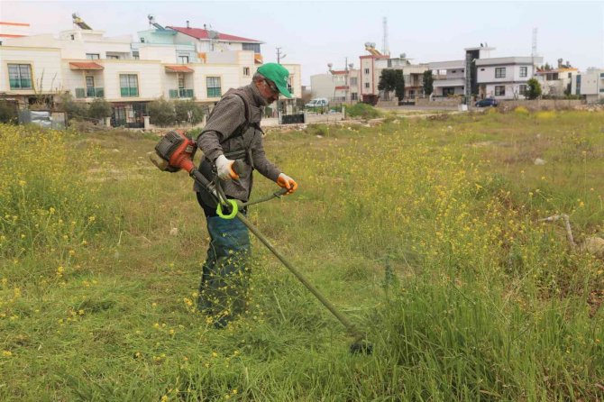 Toroslar’da Yeşil Alanların Bakımı Yapılıyor