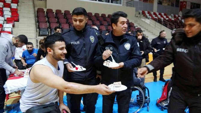 Muş’ta Kavga İhbarına Giden Polislere Engelli Sporculardan Sürpriz Kutlama
