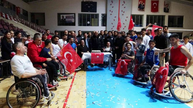 Muş’ta Kavga İhbarına Giden Polislere Engelli Sporculardan Sürpriz Kutlama