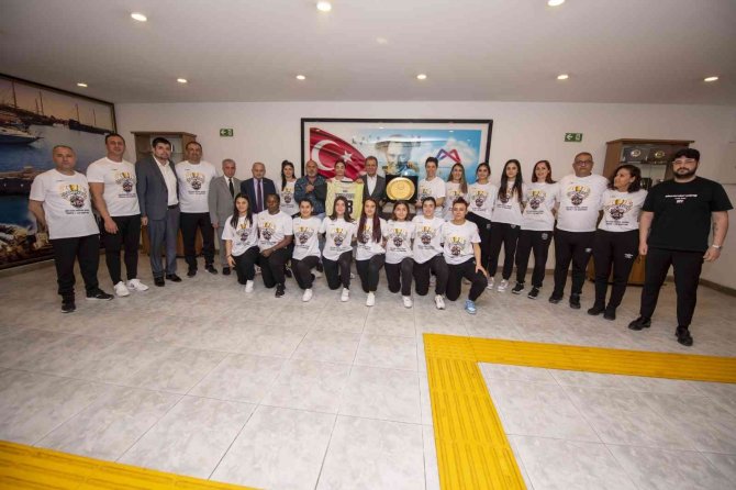 Şampiyon Hentbolcular, Kupa Sevincini Başkan Seçer İle Paylaştı