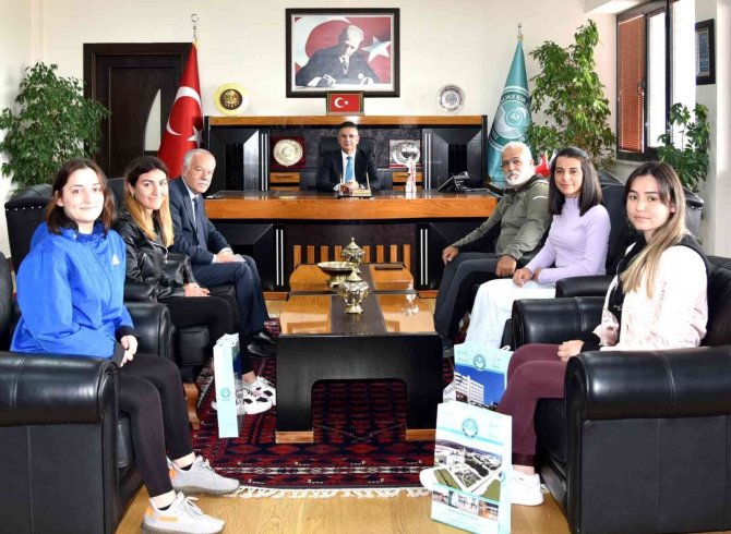 Rektör İ̇lter Kuş Şampiyon Sporcuları Tebrik Etti
