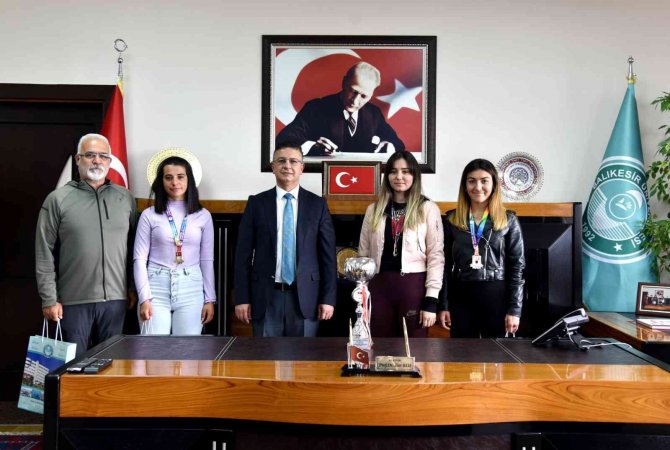 Rektör İ̇lter Kuş Şampiyon Sporcuları Tebrik Etti