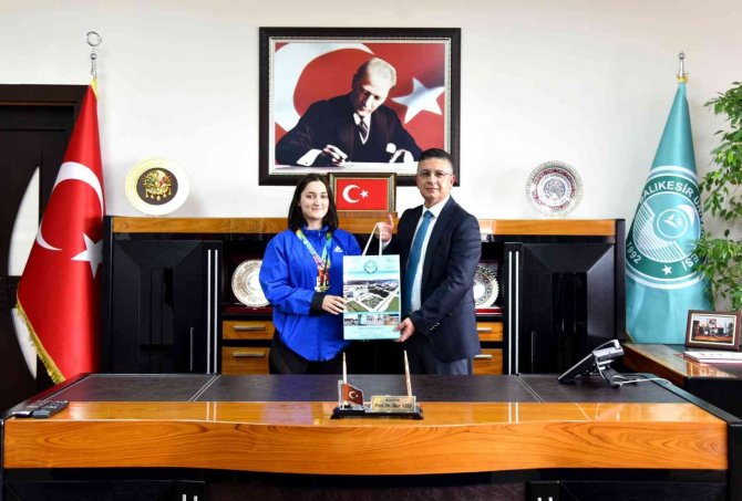 Rektör İ̇lter Kuş Şampiyon Sporcuları Tebrik Etti