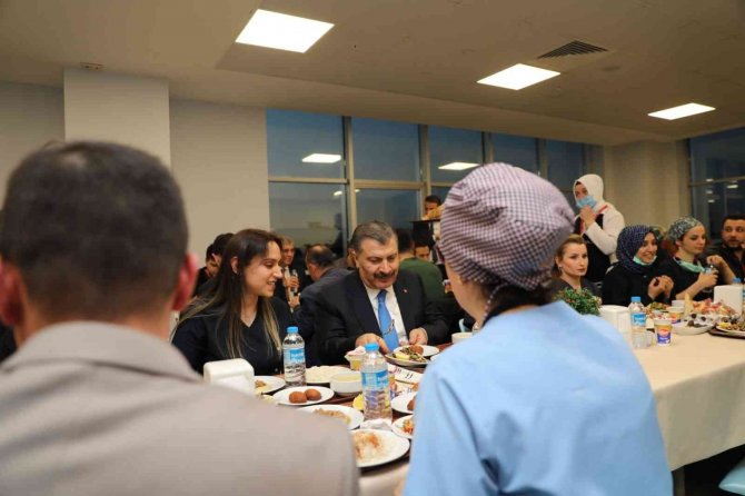 Bakan Koca, Sağlık Çalışanlarıyla İftar Yaptı