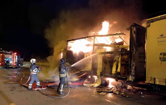 Samsun’da Mobilya Yüklü Tır Alev Alev Yandı