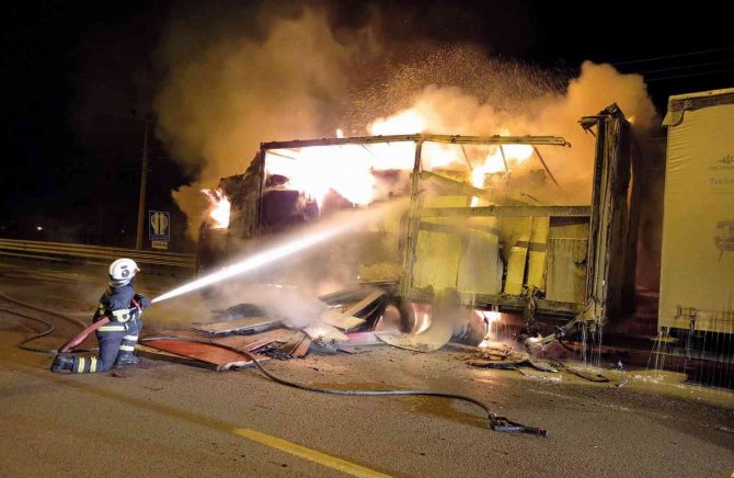 Samsun’da Mobilya Yüklü Tır Alev Alev Yandı