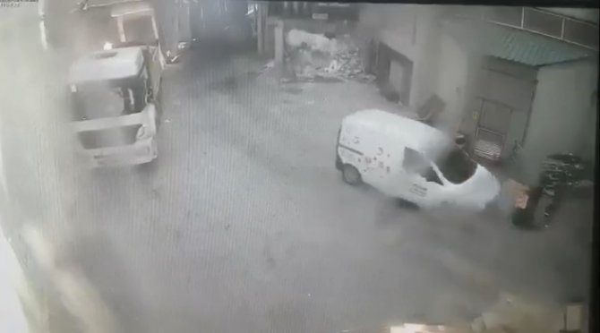 İ̇stanbul’da Feci Kazalar Kamerada: Çöp Konteynırı Hayatını Kurtardı