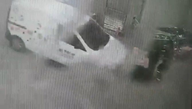 İ̇stanbul’da Feci Kazalar Kamerada: Çöp Konteynırı Hayatını Kurtardı