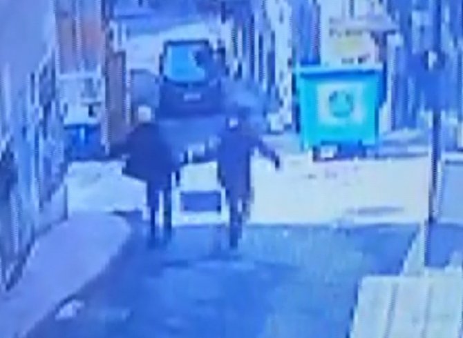 Taksim’de Güpegündüz Hırsızlık: Akü Hırsızları Kamerada