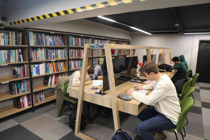 Talas’ın Kütüphanelerine Ara Tatilde De Yoğun İlgi