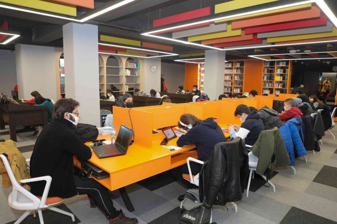 Talas’ın Kütüphanelerine Ara Tatilde De Yoğun İlgi