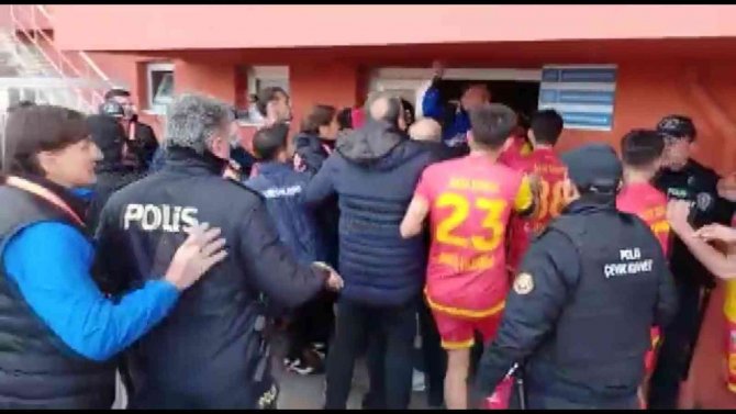 Maçın Bitiş Düdüğünün Ardından Saha Bir Anda Karıştı