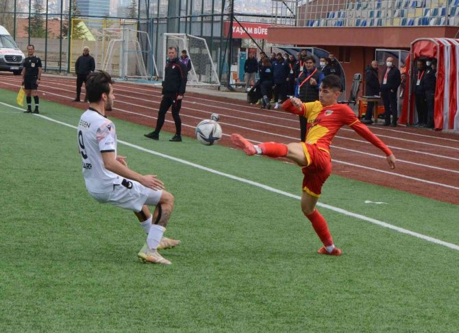 Maçın Bitiş Düdüğünün Ardından Saha Bir Anda Karıştı