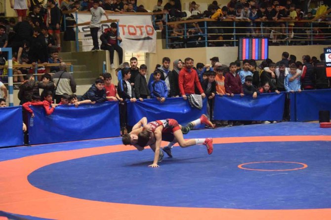 Afyonkarahisar’da U11-u13 Türkiye Güreş Şampiyonası Devam Ediyor