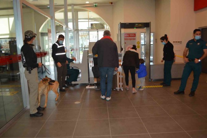 25 Ay Sonra İlk Yunanlı Turist Kafilesi Çiçeklerle Karşılandı