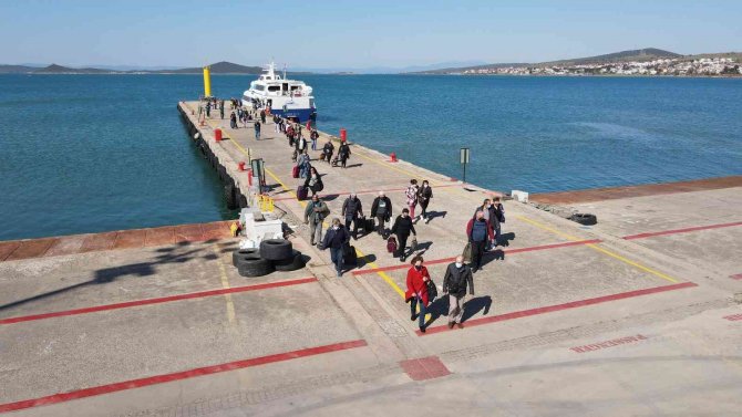 25 Ay Sonra İlk Yunanlı Turist Kafilesi Çiçeklerle Karşılandı