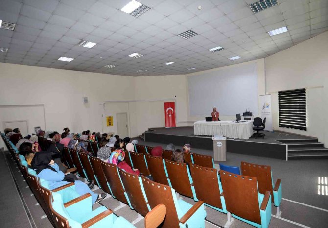Van’da ‘Bilinçli Medya Kullanımı’ Semineri