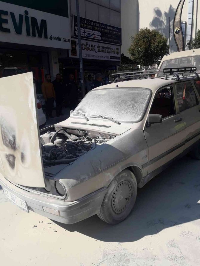 Trafik Polisleri Yanan Aracı Söndürdü
