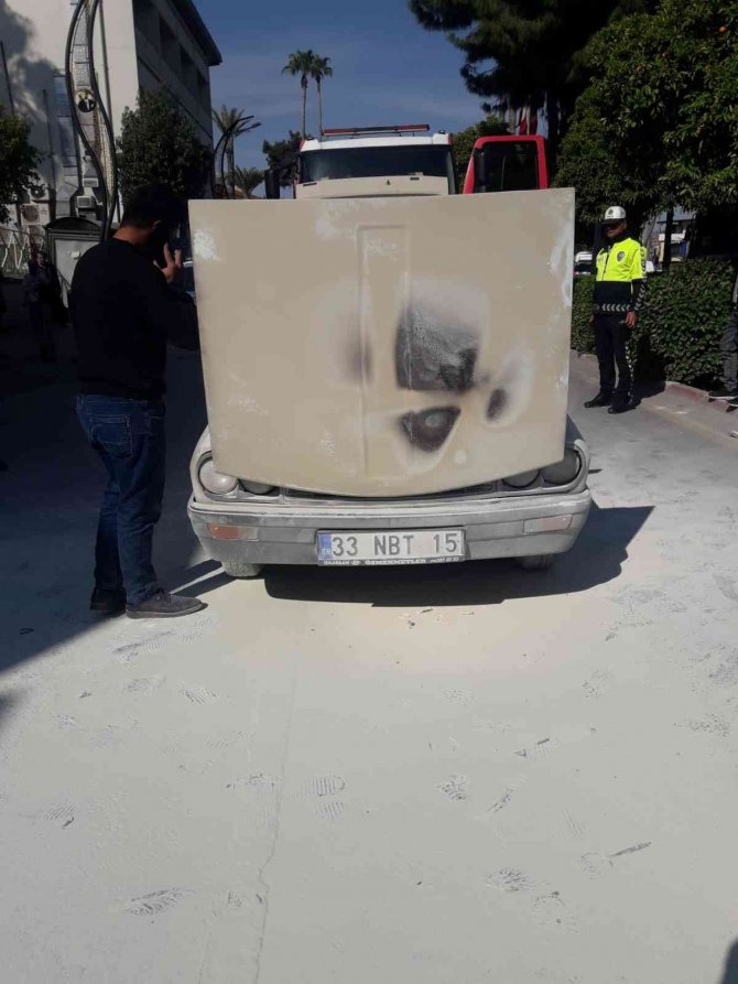 Trafik Polisleri Yanan Aracı Söndürdü