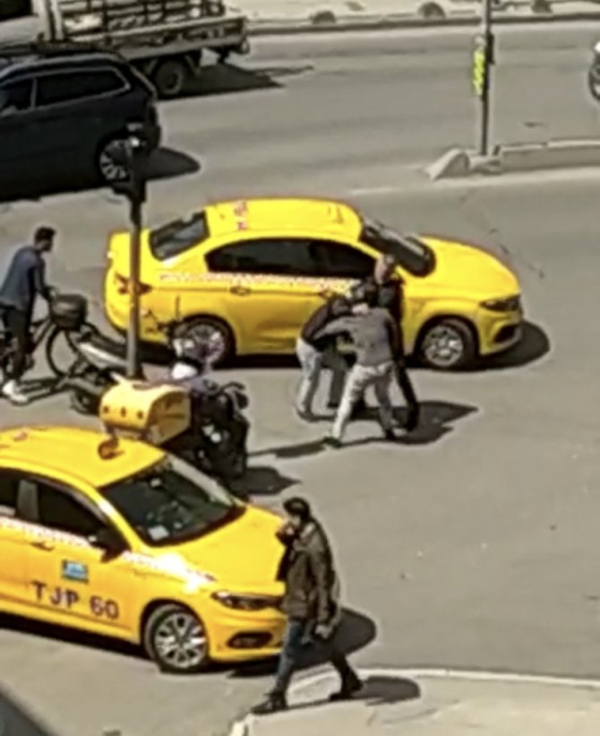 Zeytinburnu’nda Motosiklet Sürücüsü, Tartıştığı Taksiciyi Ezmeye Çalıştı