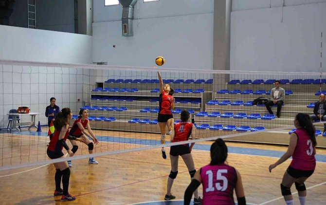 Bayraklı’da 23 Nisan Coşkusu Sporla Başladı