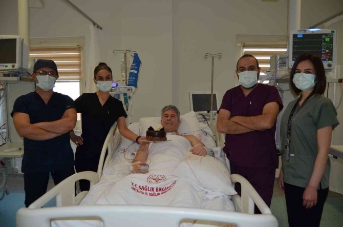 4’lü Bypass Ameliyatından Çıktı, Hekimler Yeni Yaşını Kutladı