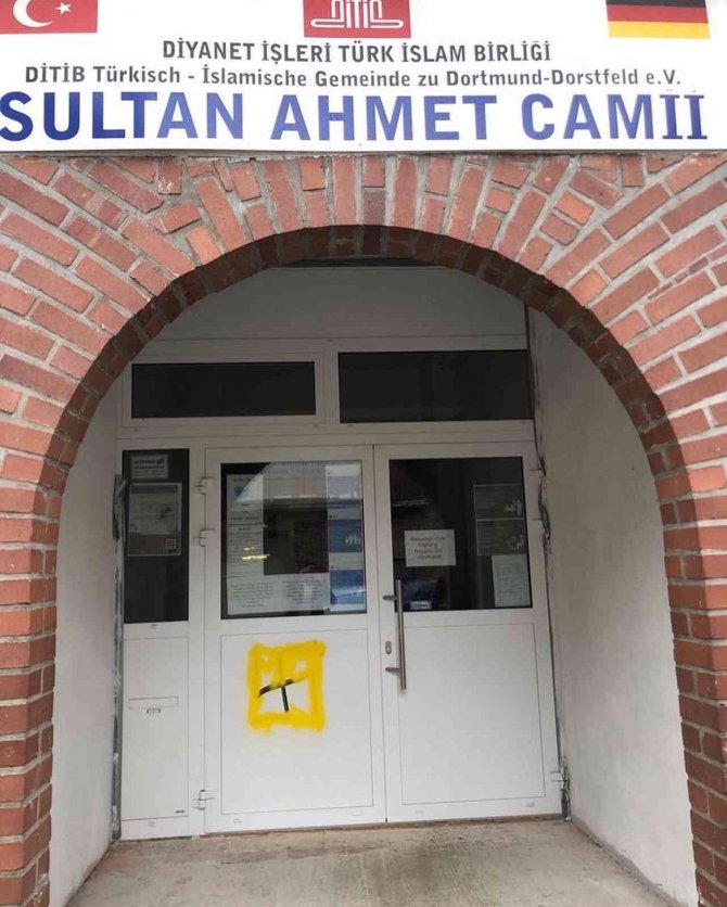 Almanya’da Camiye Irkçı Saldırı