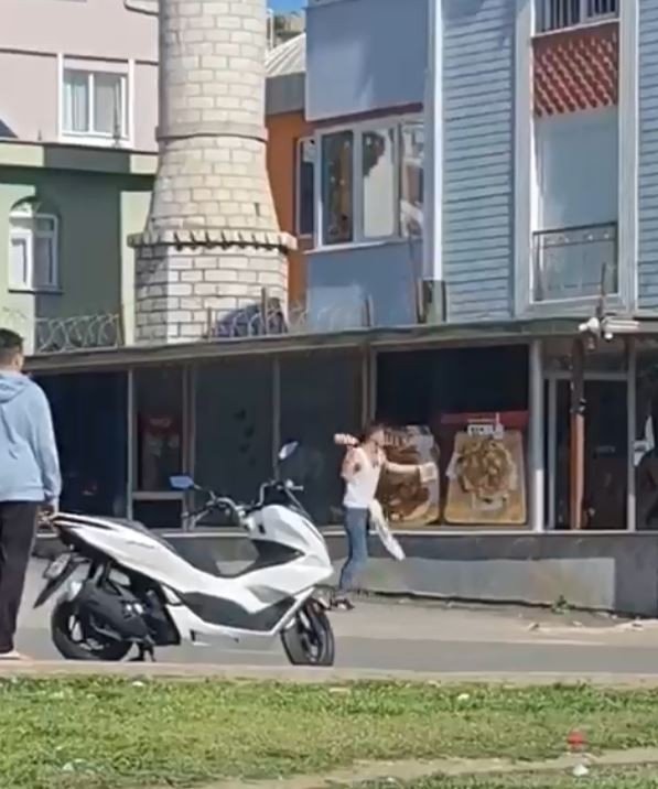 Yediği Tostun Parasını Ödemeyip Dükkana Taş Ve Sopayla Zarar Veren Adam Hastanelik Oldu