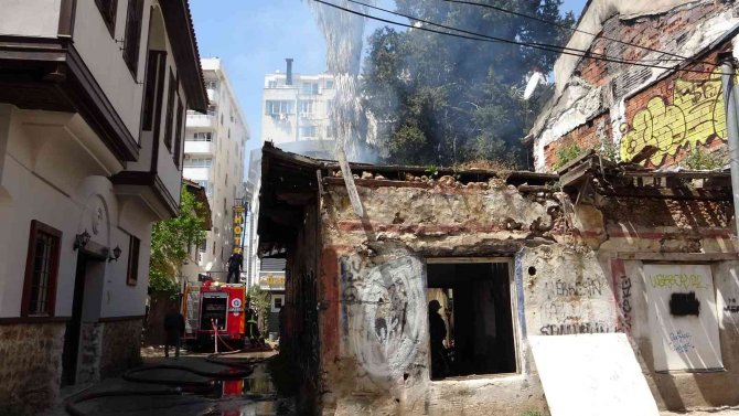 Antalya’da Kullanılmayan Tarihi Yapı Yandı, Mahalle Muhtarı İsyan Etti