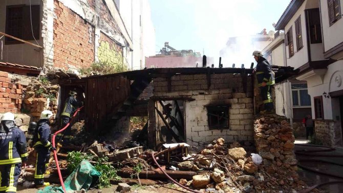 Antalya’da Kullanılmayan Tarihi Yapı Yandı, Mahalle Muhtarı İsyan Etti