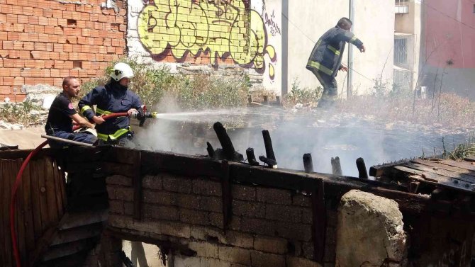 Antalya’da Kullanılmayan Tarihi Yapı Yandı, Mahalle Muhtarı İsyan Etti