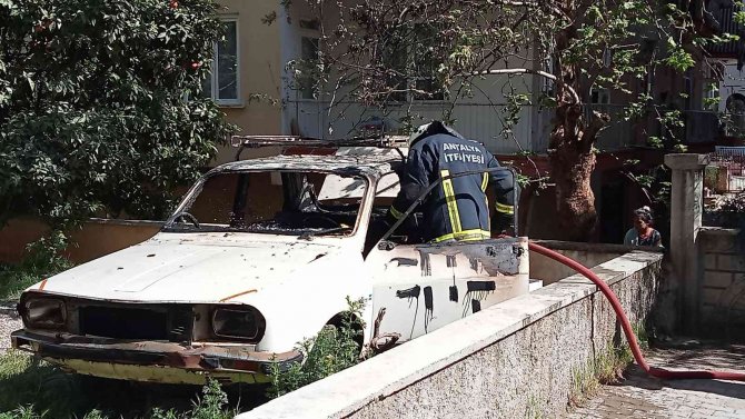 Antalya’da Araç Yangını