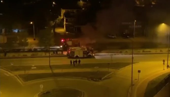Refüje Çarptıktan Sonra Havalanan Otomobil Kanala Düşüp Yandı