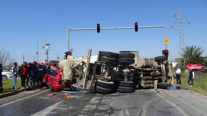Beton Mikseri Önce Kamyona Ve Otomobile Çarptı, Ardından Bir Aracın Üzerine Devrildi