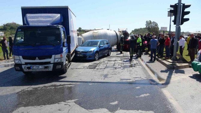 Beton Mikseri Önce Kamyona Ve Otomobile Çarptı, Ardından Bir Aracın Üzerine Devrildi