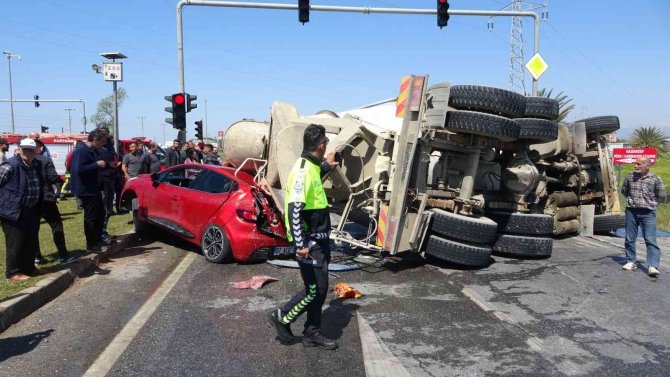 Beton Mikseri Önce Kamyona Ve Otomobile Çarptı, Ardından Bir Aracın Üzerine Devrildi