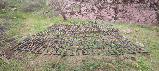 Irak’ın Kuzeyinde Terör Örgütü Pkk’ya Ait Çok Sayıda Silah Ele Geçirildi