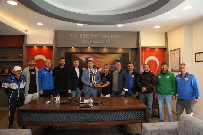 Şampiyon 1966 Edremitspor Kupayı Başkana Getirdi