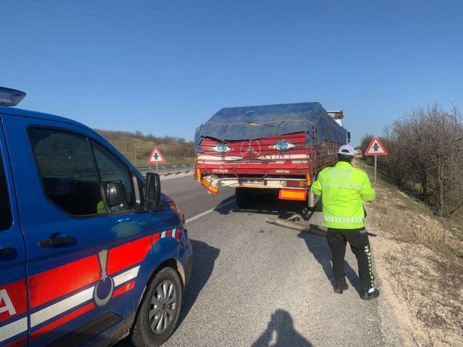 Bilecik’te Tırın Dorsesine Çarpan Araç Adeta Hurdaya Döndü