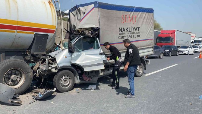 Tıra Arkadan Çarpan Kamyonetin Sürücüsünü Vatandaşlar Böyle Kurtardı