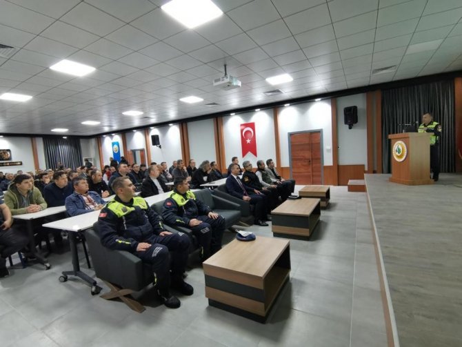 Jandarmadan Kamu Araçlarının Sürücülerine Güvenli Sürüş Eğitimi