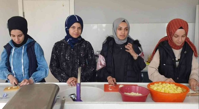 Aşçı Öğrencilerden Arkadaşlarına İftar